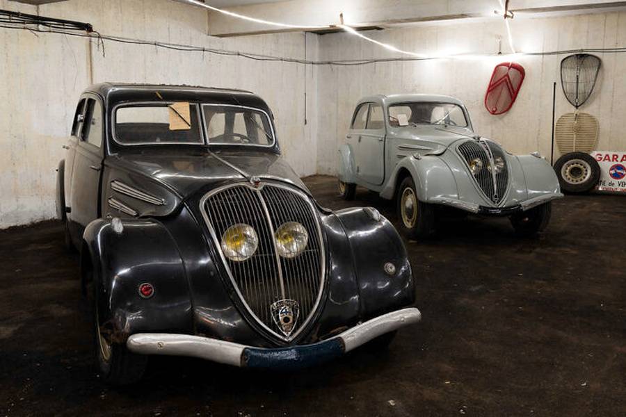 La voiture noire, avec sa haute et étroite calandre, côtoie un modèle plus clair. La vente réunira de nombreuses automobiles françaises des années 1930 ; leur état, leur intégrité et leur type exact devront être confirmés par les descriptions des lots.