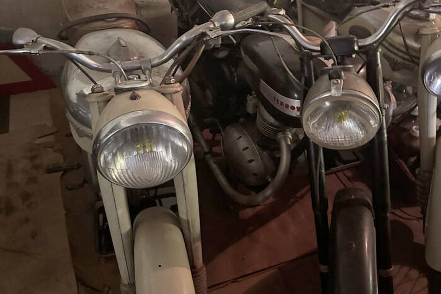 La succession comprend également des deux-roues. L’article mentionne notamment Motoconfort, Terrot et Motobécane. La marque des motos visibles sur cette photographie n’a toutefois pas encore été confirmée avec certitude.