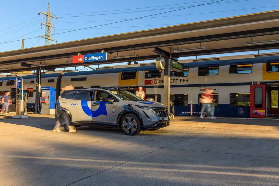 Dès le 28 septembre, trois Nissan Ariya automatisées proposeront des trajets entre près d’une centaine d’arrêts dans la vallée de la Furttal. À la gare d’Otelfingen, on voit comment le service entend faciliter la liaison avec le train.