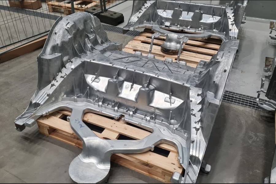 Das einteilige Gussteil bildet einen Abschnitt des hinteren Unterbodens. Volvo zufolge ist es in Reparaturzonen gegliedert, damit beschädigte Bereiche gezielt instand gesetzt oder ersetzt werden können.