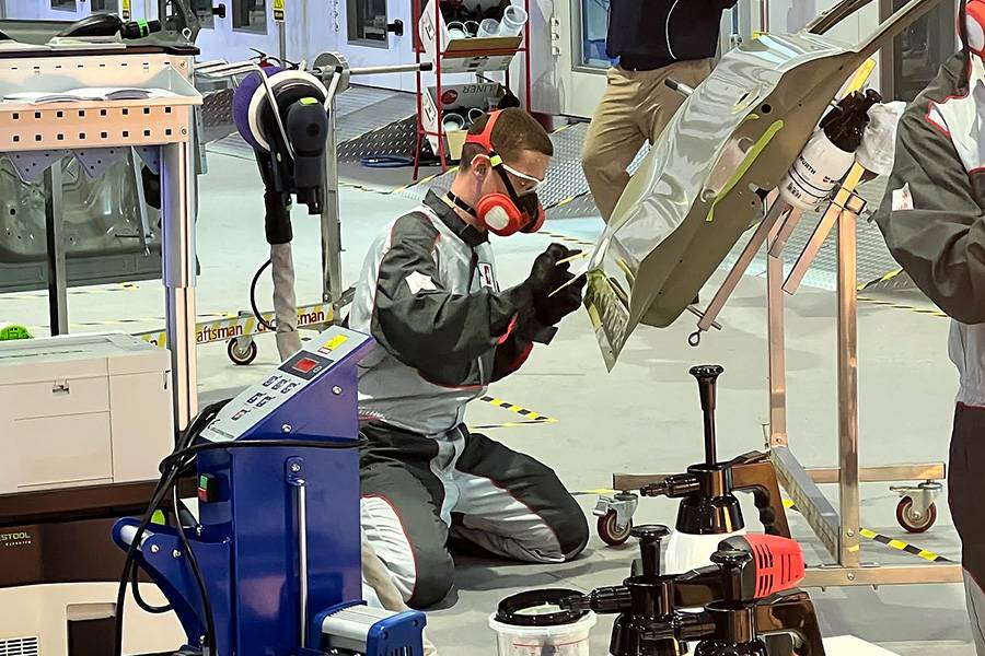 Un travail au millimètre sous la pression du chronomètre : Davide Manieri contrôle et prépare la surface avec soin. Aux WorldSkills, chaque détail compte.