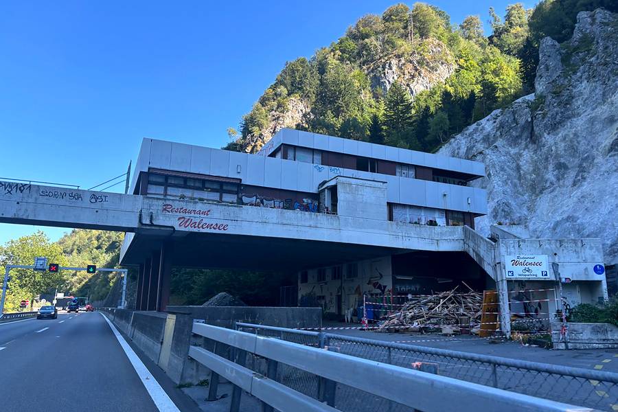 Die Raststätte im August 2026 in Fahrtrichtung Chur. In den autobahnlosen Sechzigern herrschte auf den beiden Spuren Gegenverkehr. Vom mittlerweile geschlossenen Parkplatz gelangte man über die Brücke links zum Restaurant. 