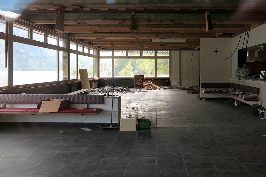 Autrefois aire de repos avec vue sur le lac, aujourd’hui « Lost Place » patiné par le temps : à l’intérieur de l’aire construite en 1968, des travaux de transformation et de rénovation sont actuellement en cours.   Photo : Kecko / Wickimedia Commons / CC BY 2.0.
