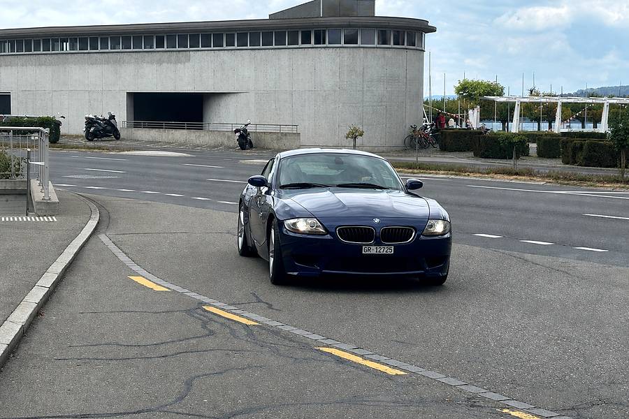 Encore une petite pause fraîcheur à la gare de Rapperswil, puis, pour la BMW, ce sera « direction le parking couvert » – visible à l’arrière-plan – pour une demi-journée.