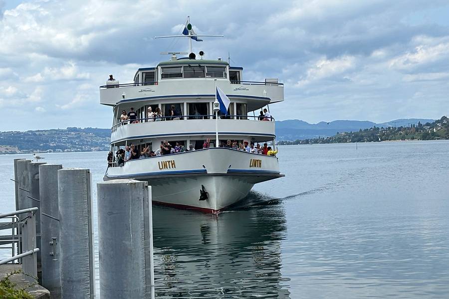 Avec 1220 ch, notre prochain moyen de transport arrive déjà en vue. Long de 54 mètres et large de 11,6 mètres, le MS Linth entre dans le port de Rapperswil pour venir nous chercher et nous emmener à Zurich. 