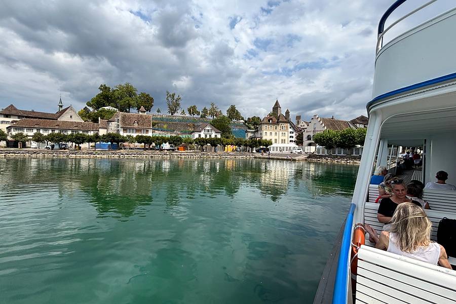 Au revoir Rapperswil : le MS Linth met le cap sur Zurich tandis que Rapperswil disparaît lentement dans notre sillage. Un dernier regard sur le port, la vieille ville et la silhouette du château – puis, pendant un peu plus de deux heures, la scène appartient au lac de Zurich.