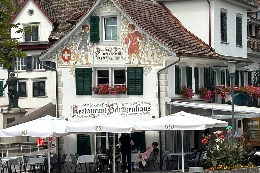 Impossible de ne pas la voir au port de Stäfa : la voute à pignon richement décorée du Restaurant Schützenhaus, avec ses personnages historiques, ses armoiries suisses, ses volets verts et son nom finement calligraphié. Rien que de l’extérieur, l’auberge affiche clairement qu’ici, la tradition ne figure pas seulement sur le menu. 