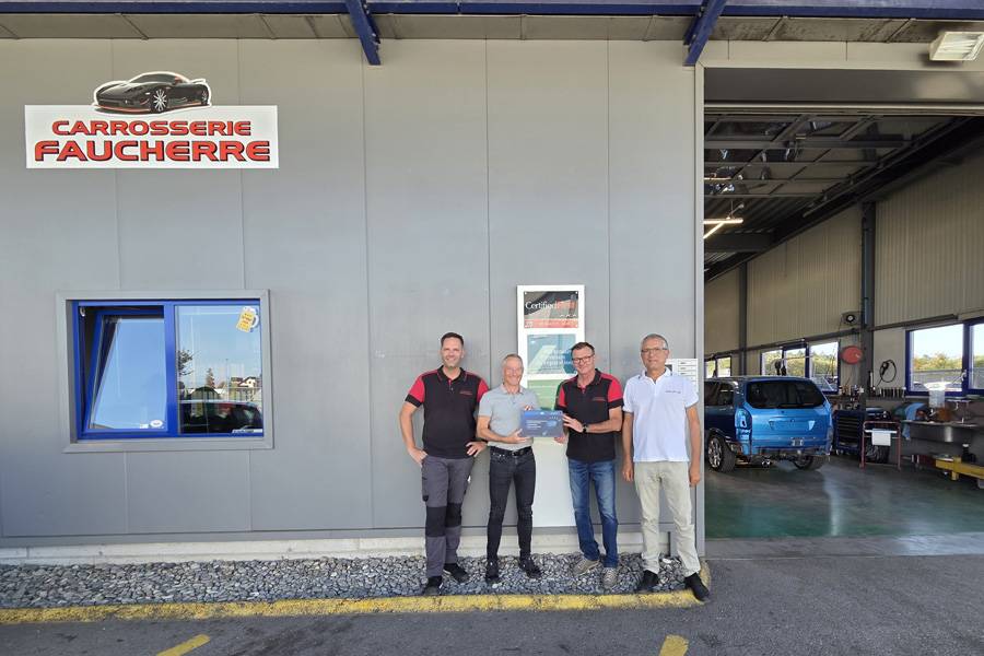 Heureux de cette certification (de g. à dr.): Nicolas Progin, futur directeur de la carrosserie Faucherre, Christoph Kronig, manager CFS, Marc Faucherre, propriétaire de l’entreprise, et Manuel Simoes, Technical Consultant chez Belfa AG.