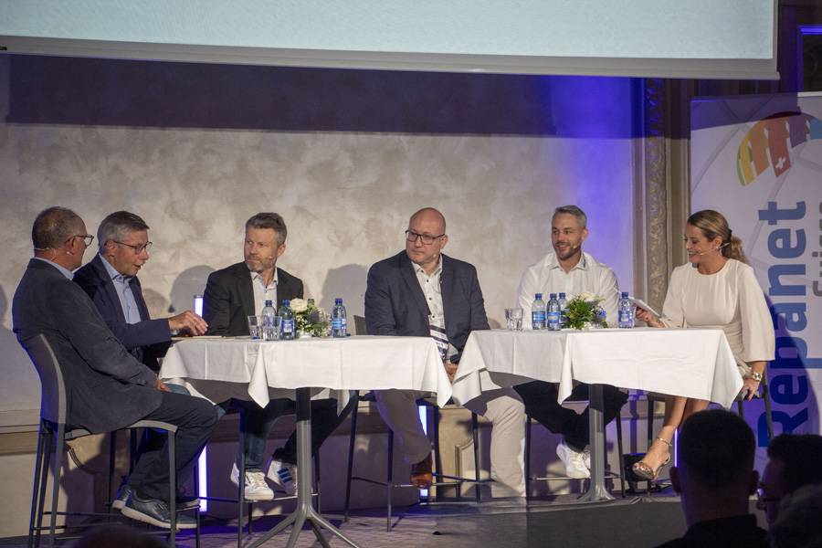 In die Programme der Jahrestreffen gehören traditionell die beliebten Round-Table-Gespräche. Hier die von Christa Rigozzi moderierte Diskussion am 29. September 2023 in Montreux.