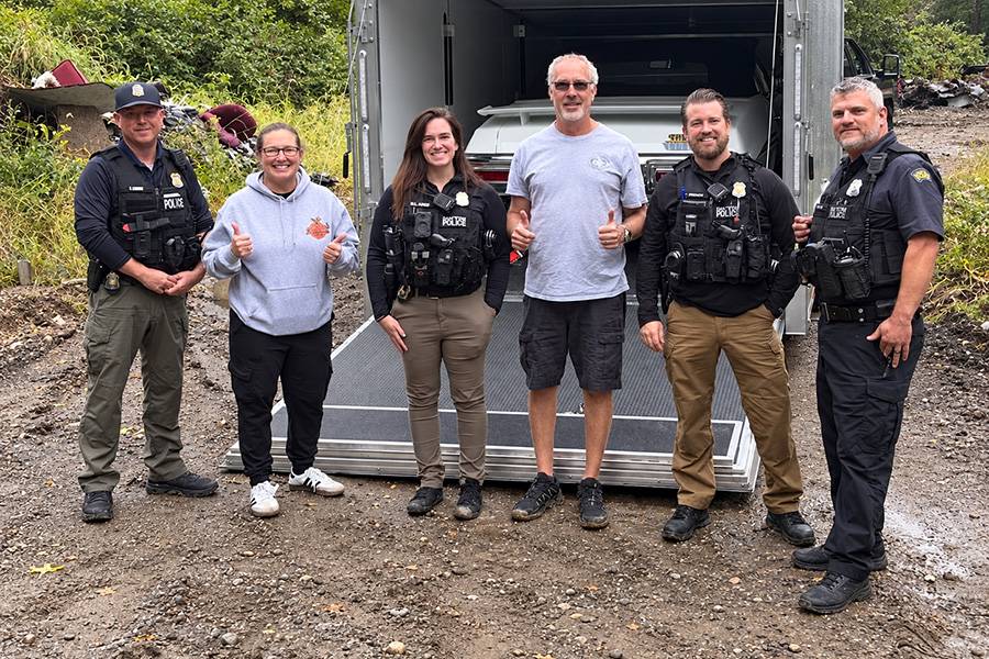 Un heureux dénouement pour la famille : les propriétaires aux côtés de la policière et de ses trois collègues, devant la remorque dans laquelle la Pontiac a été retrouvée. Photo : Dayton Police Department.