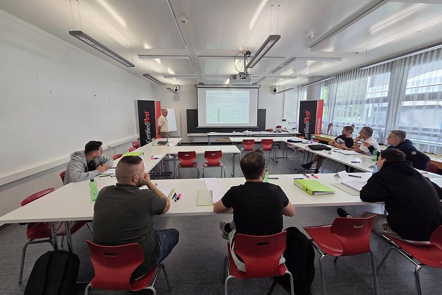 Theorie als Basis für sicheres Arbeiten: Die Kursteilnehmer während des Unterrichts zu Hochvoltsystemen. Auf dem Programm stehen Sicherheitsvorgaben, technische Grundlagen und die korrekten Abläufe im Umgang mit E- und Hybridautos.
