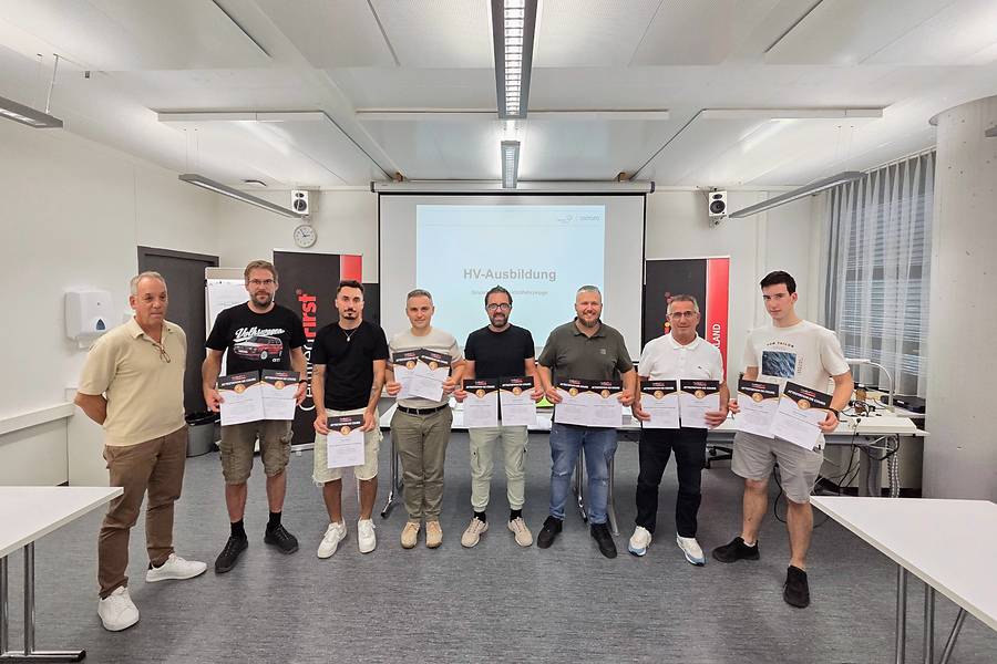 Formation haute tension réussie : les participants aux cours « Certified First Switzerland » présentent leurs diplômes. À gauche sur la photo : le responsable du cours Sandro Reolon. 