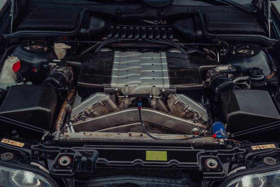 Fünf plus fünf ergibt hier W10: Zwei schmale VR-Zylindergruppen teilen sich eine Kurbelwelle. Der Fünfliter-Saugmotor ist das eigentliche Herzstück dieses ungewöhnlichen M5.