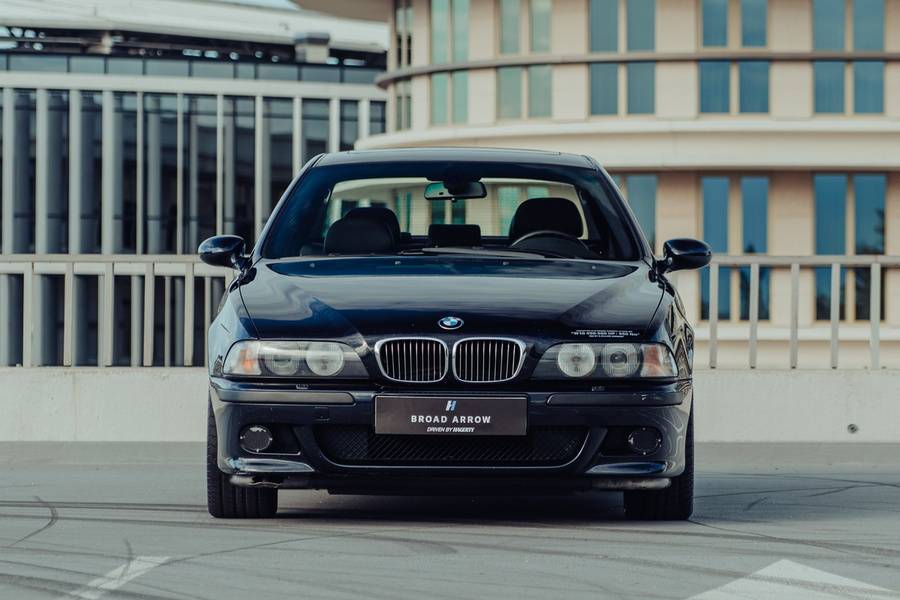 La calandre appartient à BMW, l’idée du moteur à Volkswagen : cette M5 abrite un W10 expérimental. Le V8 de série a dû lui céder sa place.