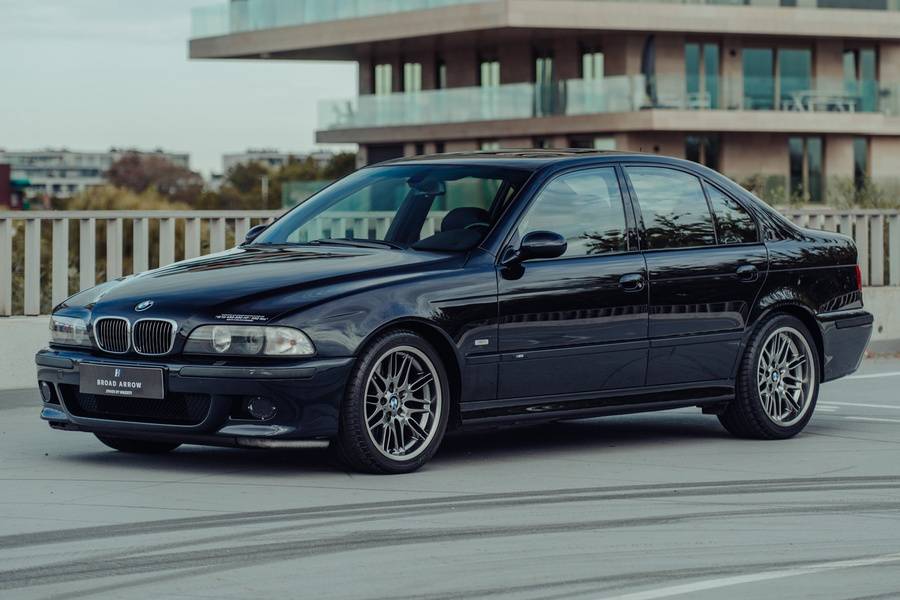 Selon Broad Arrow, le W10 développe 480 ch et 592 Nm, soit 80 ch de plus que la M5 de série. Un supplément de puissance que sa carrosserie laisse fort peu deviner.