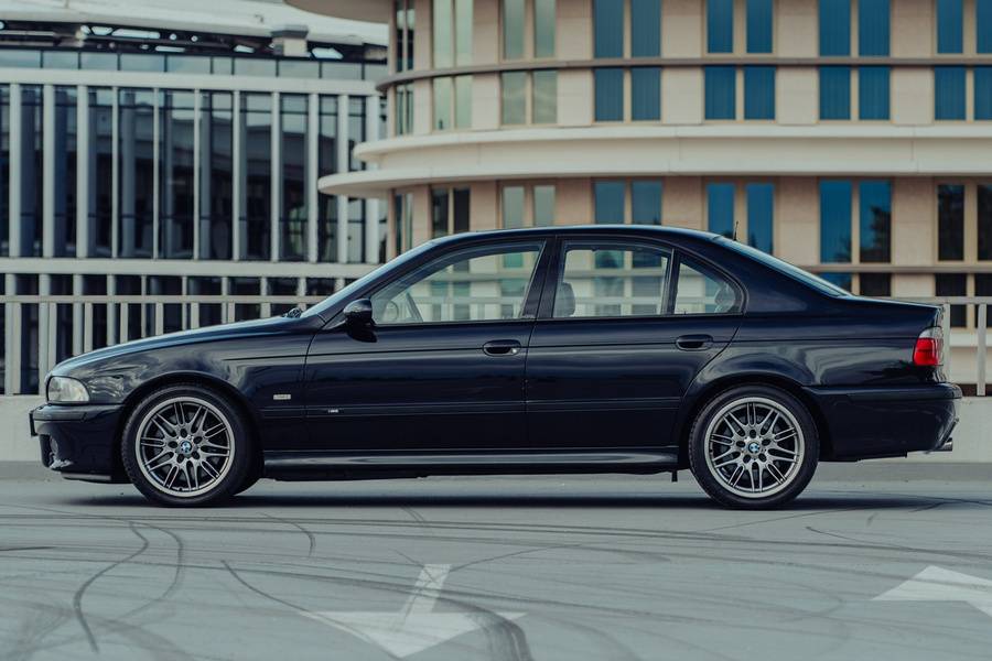 Quatre portes, les lignes familières de l’E39 et une mission fort peu bourgeoise : cette M5 a servi de mulet pour une berline à hautes performances dotée d’un W10 conçu selon la recette Volkswagen.
