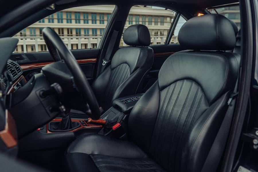 Selon Broad Arrow, Ferdinand Piëch a lui-même pris le volant pendant les essais. L’histoire du patron de VW conduisant une BMW est séduisante ; elle n’a toutefois pas été confirmée de manière indépendante à ce jour.