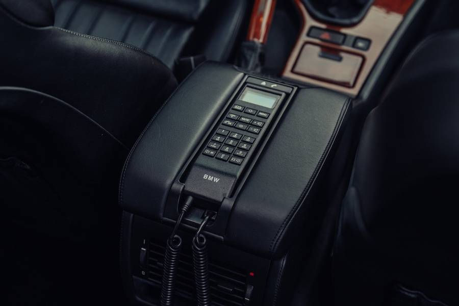 Un téléphone dans l’accoudoir, un W10 sous le capot : cette M5 garde le charme d’une époque où téléphoner en voiture se faisait encore avec un véritable combiné.