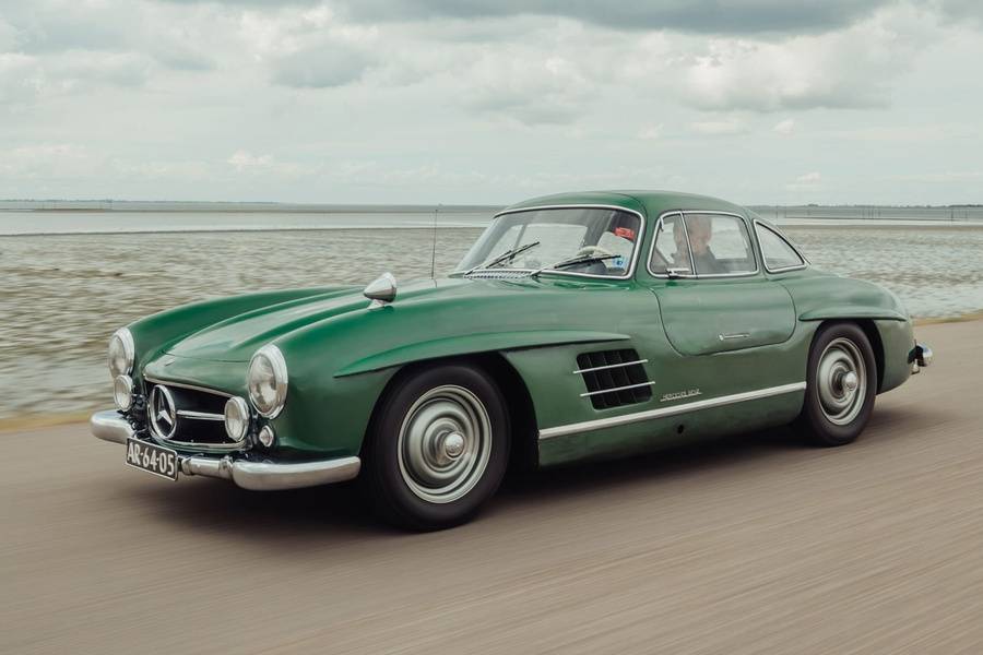 Cette Mercedes a accumulé les kilomètres : les carnets de bord conduisent Broad Arrow à retenir un total d’environ 172 000 kilomètres. Le compteur, lui, affiche un peu plus de 72 000.