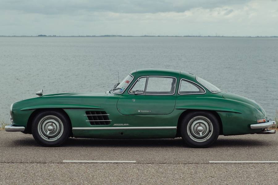 Cette 300 SL n’est devenue verte que plus tard. Selon le catalogue, la remise en peinture remonte aux années 1960 ; le gris argent d’origine subsisterait encore sous cette couche.