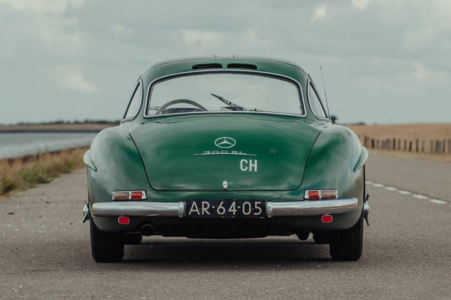 Depuis 2006, le coupé à portes papillon appartient à la collection de Ben Valkenburg, spécialiste de la 300 SL. Son propriétaire de longue date cherche désormais un successeur par l’intermédiaire de Broad Arrow.
