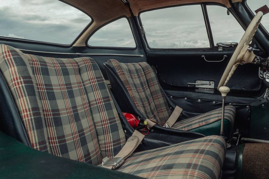 Sièges à carreaux et traces d’usage visibles témoignent d’une vie automobile bien remplie. Selon la maison de ventes, deux carnets de bord d’origine documentent le kilométrage depuis 1968.