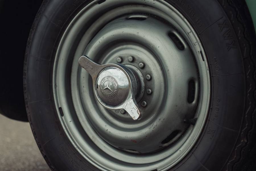 Des détails très recherchés : les roues Rudge à serrage central figurent parmi les équipements particuliers de cette 300 SL. Elles portent, elles aussi, une part d’histoire de la voiture de sport.
