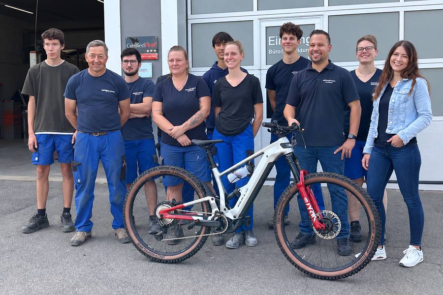 Un prix pour toute l’équipe : Isabelle et Sven Brauen entourés de leurs collaboratrices et collaborateurs – avec, au milieu, le nouvel E-Bike qui sera désormais utilisé en commun.