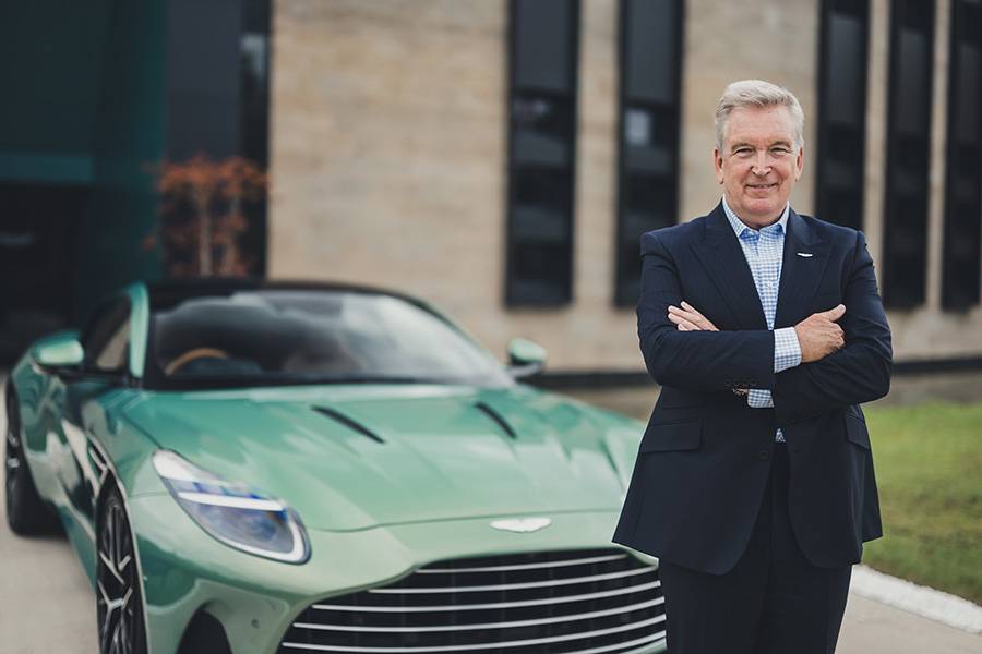 Adrian Hallmark, directeur général d’Aston Martin, entend préserver les V8 et V12. La première voiture entièrement électrique de la marque n’est pas attendue avant 2033.
