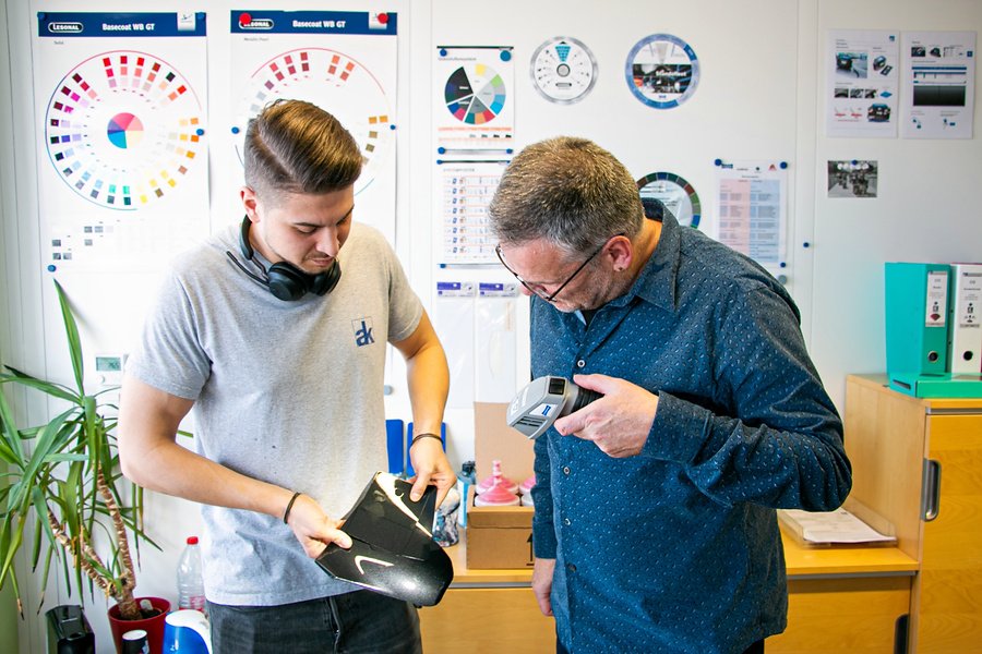 Die Colorhotline von «Axalta Axcess Switzerland» bietet schnelle und kompetente Unterstützung bei Fragen zu Farbe, Farbtonfindung und Anwendung.