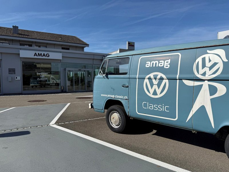 Ein VW-Bus vor historischer Kulisse: Schinznach-Bad war Importdrehscheibe und Montageort. Zwischen 1949 und 1972 entstanden hier 29’227 Fahrzeuge.