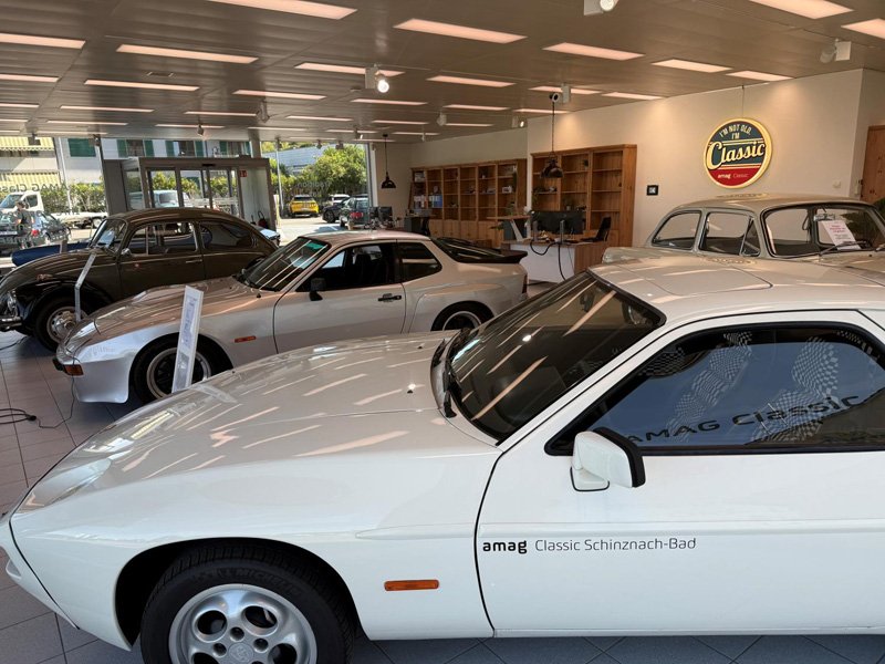 Blanc et argent pour deux coupés Porsche. Des lignes et des proportions qui rappellent combien la silhouette d’une voiture participe à son caractère.