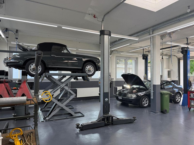 Sur le pont élévateur, la nostalgie devient affaire de métier. Révisions des moteurs et des boîtes de vitesses, travaux de carrosserie et documentation rigoureuse contribuent à préserver les anciennes.