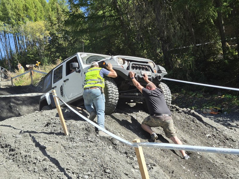 Quand la technique ne suffit plus, place au travail d’équipe : à plusieurs, on aide la Jeep à franchir ce passage délicat.