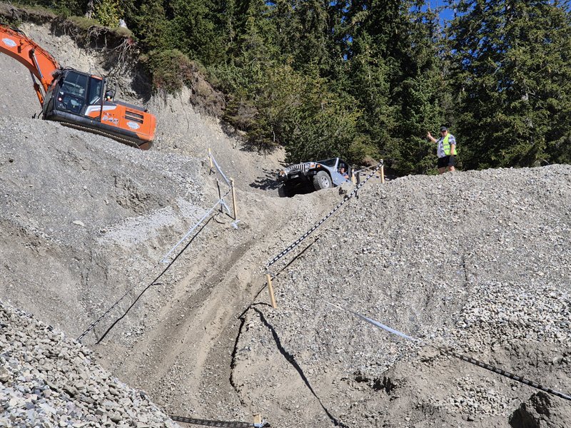 Ornière profondément creusée, terrain meuble, marge d’erreur réduite : ici, le parcours Jeep devient un véritable exercice de précision.