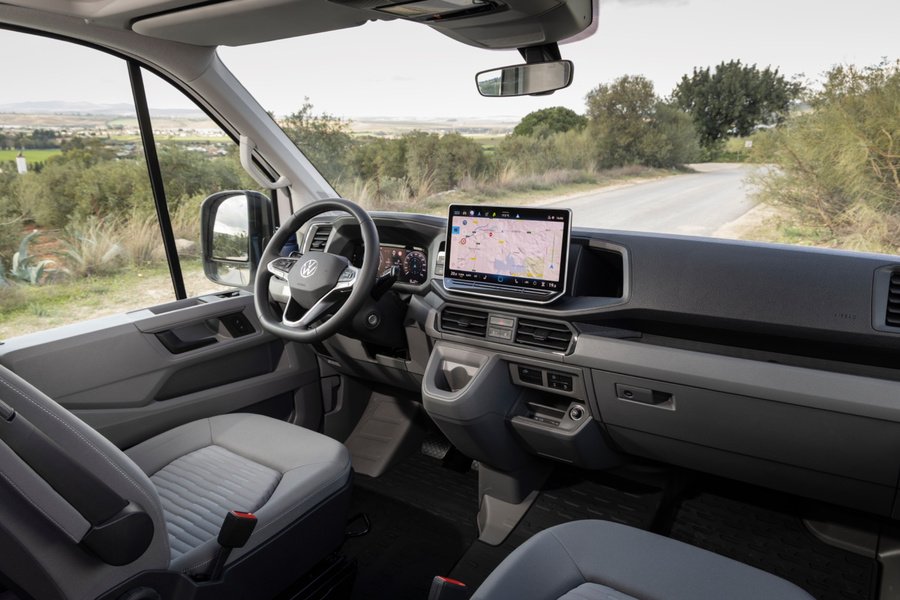 Der Arbeitsplatz für die nächste Etappe: Das Cockpit verbindet den Überblick aus erhöhter Sitzposition mit einem grossen Bildschirm für Navigation und Infotainment. Foto: Volkswagen Nutzfahrzeuge (Werkfoto Hannover).