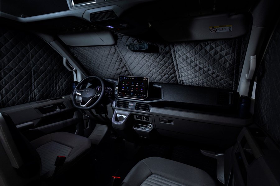 Feierabend im Fahrerhaus: Die Verdunkelungen schirmen die Fenster ab und sorgen auch vorne für Privatsphäre. Foto: Volkswagen Nutzfahrzeuge (Werkfoto Hannover).