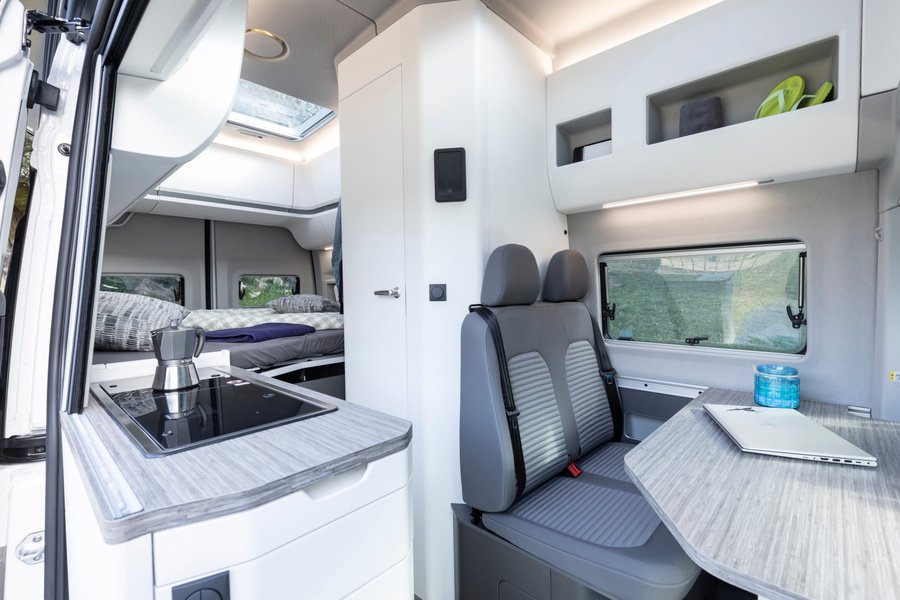 Küche, Sitzgruppe und Schlafbereich auf engem Raum: Der Blick durch die Schiebetür zeigt, wie vielseitig der Grand California eingerichtet ist. Foto: Volkswagen Nutzfahrzeuge (Werkfoto Hannover).