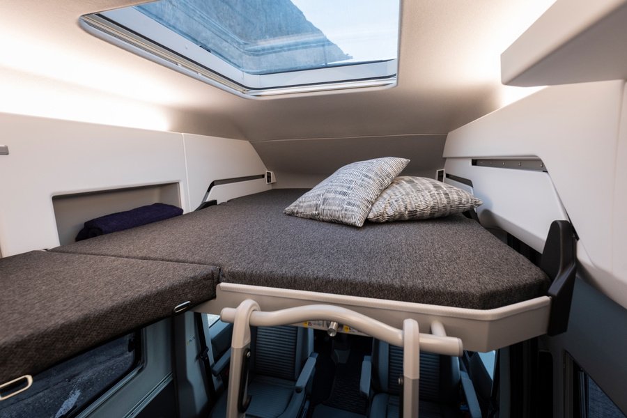 Zusätzlicher Schlafplatz im Obergeschoss: Für den Grand California 600 ist ein Hochbett für Kinder erhältlich. Im getesteten Fahrzeug war diese Option nicht eingebaut. Foto: Volkswagen Nutzfahrzeuge (Werkfoto Hannover).