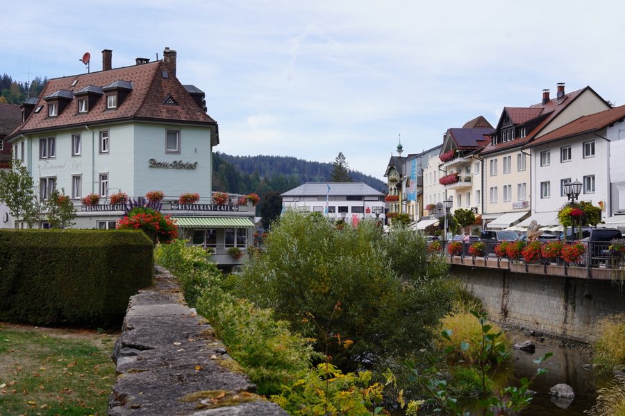 Blumenschmuck, Häuserzeilen und Wasser im Ortskern: Auch abseits seines Doms lädt St. Blasien zu einem Spaziergang ein. Foto: Jürg A. Stettler.
