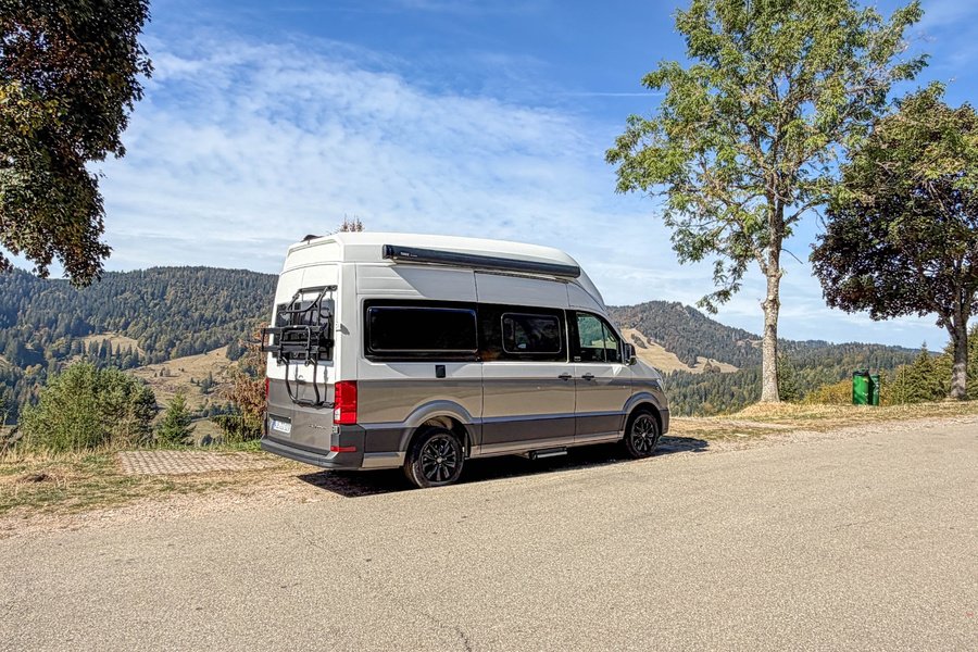 Toit surélevé et empattement court : le Grand California 600 conjugue un bel espace de vie avec un gabarit agréablement maniable pour cette escapade. Photo : Dennis Schneider.