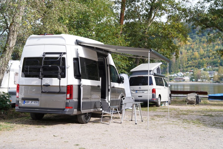 Au Titisee, le véhicule devient une adresse de vacances. Le store extérieur, la table et les chaises prolongent l’espace de vie au grand air. Photo : Jürg A. Stettler.