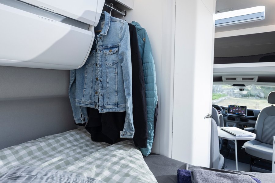 Les vêtements aussi doivent trouver leur place à bord. Les compartiments et rangements de l’espace nuit accueillent les bagages. Photo : Volkswagen Nutzfahrzeuge (photo d’usine, Hanovre).