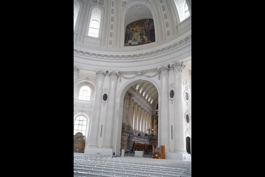Colonnes claires, hautes fenêtres et vaste espace circulaire : à l’intérieur de l’abbatiale de St. Blasien, l’architecture déploie toute sa force. Photo : Jürg A. Stettler.