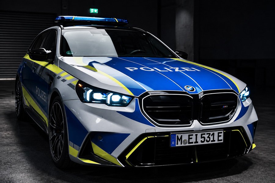 Ohne Zurückhaltung: Mit 727 PS, 1000 Newtonmeter und 305 km/h Spitze ist der M5 Touring im Polizeikleid alles andere als ein gewöhnlicher Streifenwagen.