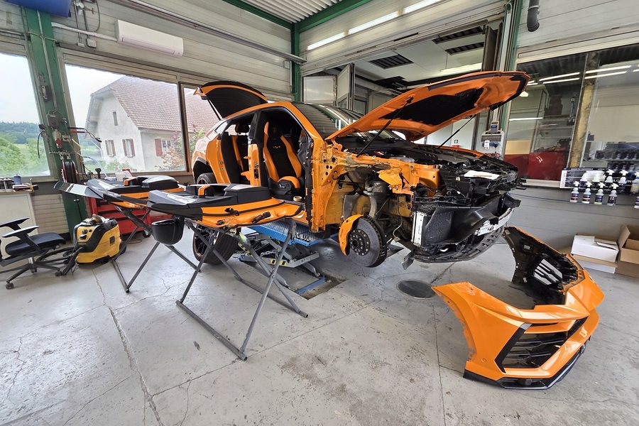 Tief zerlegt, aber in guten Händen: Der Lamborghini zeigt, wie weit die Arbeiten bei einer anspruchsvollen Carrosseriereparatur gehen können.
