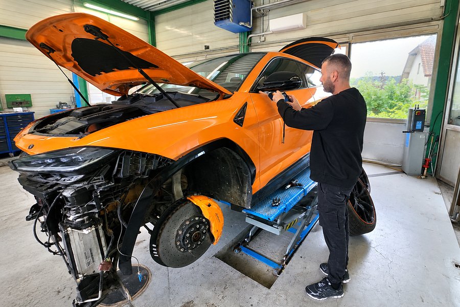 Präzision statt Augenmass: Am Lamborghini werden die nächsten Arbeitsschritte kontrolliert und vorbereitet – bei solchen Fahrzeugen zählt schliesslich jeder Millimeter.