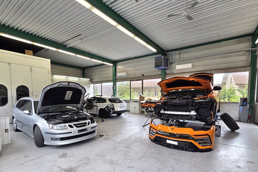 C’est ici que ça se passe : dans l’atelier, des véhicules très différents attendent d’être réparés – d’une Saab plus ancienne à une Lamborghini moderne. 