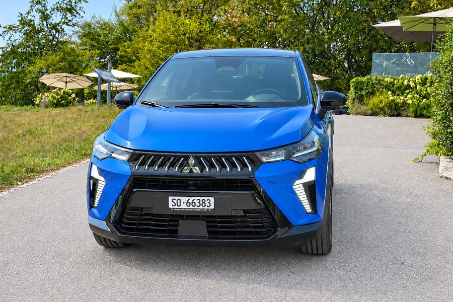 Une proue affirmée, des gènes familiers : avec ses projecteurs LED effilés, sa calandre noire et son emblème aux trois diamants, le Mitsubishi Grandis 1.8 HEV affiche sa propre personnalité.