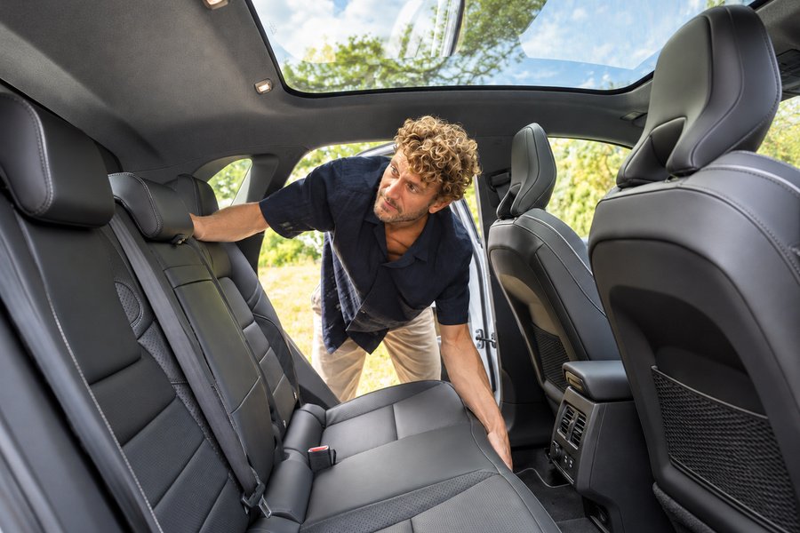 …que prévu. Bien pensée, la banquette arrière coulisse sur 16 centimètres. Un geste suffit pour donner la priorité aux passagers ou aux bagages : vers l’arrière pour dégager les jambes, vers l’avant pour agrandir le coffre.